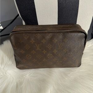 Authentic Louis Vuitton toiletry 28 pre date code! Very versatile bag